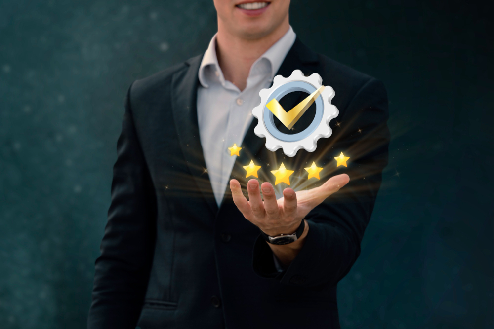 A private detective in a suit holding five stars in palm, symbolizing excellent results PI in Singapore.